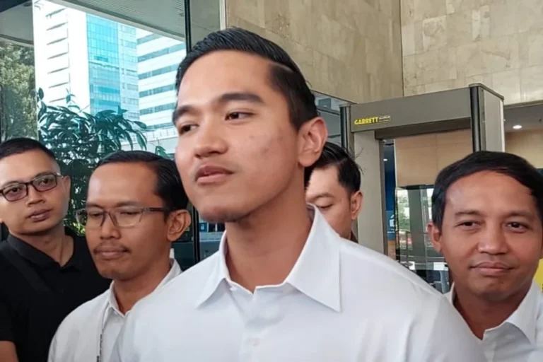 Ketua Umum PSI Kaesang Pangarep ketika ditemui di gedung Komisi Pemberantasan Korupsi (KPK), Kuningan, Jakarta Selatan, Selasa (17/9/2024). JIBI/Jessica Gabriela Soehandoko Ketua Umum PSI Kaesang Pangarep ketika ditemui di gedung Komisi Pemberantasan Korupsi (KPK), Kuningan, Jakarta Selatan, Selasa (17/9/2024). JIBI/Jessica Gabriela Soehandoko