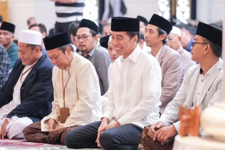 Jokowi Salat Jumat di Masjid Sheikh Zayed Solo