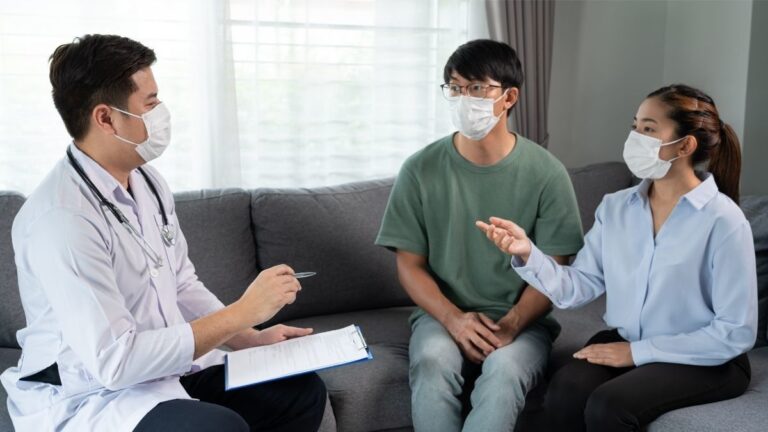 Ilustrasi. Pasien sedang konsultasi dengan Dokter
