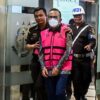 Direktur Utama PT Pertamina Patra Niaga Riva Siahaan (tengah) berjalan memasuki mobil tahanan usai ditetapkan sebagai tersangka kasus dugaan korupsi dalam tata kelola minyak mentah dan produk kilang pada PT Pertamina Subholding dan Kontraktor Kontrak Kerja Sama (KKKS) tahun 2018-2023 di Kejaksaan Agung, Jakarta, Selasa (25/2/2025). (ANTARA FOTO/Rivan Awal Lingga)