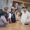 Walikota dan Wakil walikota Jambi saat meninjau lokasi banjir di Kota Jambi.