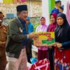 Bupati bersama jajaran pemerintah daerah turun langsung meninjau rumah Muhammad Afandi (35) dan istrinya, Marlina, di Desa Pematang Buluh, Kecamatan Betara. (Foto: Diskominfo Tanjab Barat)