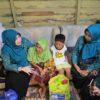 Ketua TP PKK Ibu Hj. Fadhilah Sadat menyalurkan bantuan berupa paket sembako, kue lebaran, serta santunan kepada lansia, Selasa (18/3/2025). 