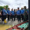 Gubernur Jambi, Al Haris, bersama Walikota Jambi, Maulana, serta Wakil Walikota Jambi, Diza Hazra Aljosha, meninjau warga yang terdampak banjir di Kota Jambi pada Senin (17/03/2025).