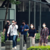Sejumlah pekerja di kawasan Jalan Jenderal Sudirman, Jakarta Pusat, keluar dari area kantor ketika jam makan siang. (Foto: Ivan)