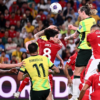 Jackson Irvine melompat untuk menanduk bola dan mencetak gol kelima Australia dalam kemenangan kualifikasi Piala Dunia atas Indonesia. (Foto: Dan Himbrechts/AAP)