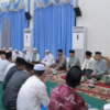 Bupati Anwar Sadat memimpin aksi penyerahan zakat harta dan zakat penghasilan kepada Badan Amil Zakat Nasional (Baznas) Tanjab Barat, Jumat (21/3). (Foto: DIskominfo Tanjab Barat)