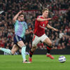 Declan Rice dari Arsenal beraksi melawan Rasmus Hojlund dari Manchester United dalam pertandingan Premier League mereka di Old Trafford, Manchester, pada Minggu, (9/3). (Foto: Reuters/Phil Noble)