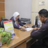 Salah satu customer service bank sedang melayani nasabah.