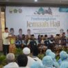Gubernur Al Haris juga mengucapkan selamat kepada seluruh jemaah dan mengungkapkan rasa syukurnya atas kesempatan mulia yang diterima para calon haji. 