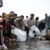 Gubernur Jambi Al Haris didampingi Bupati Kerinci Monadi menabur benih ikan.