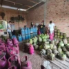 Gudang penyulingan gas subsidi digerebek Polda Jambi.