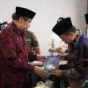 HBA memberikan buku biografi Abdurrahman Sayoeti kepada Al Haris Gubernur Jambi.