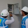 Ilustrasi petugas PLN tengah memeriksa KWH Meter.