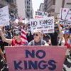  Massa Membanjiri Jalanan Los Angeles dalam Aksi “No Kings” Menentang Otoritarianisme dan Razia Imigran.