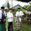 Gubernur Jambi Al Haris menyerahkan hewan kurban di Masjid Al Falah Kota Jambi.