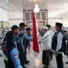 Gubernur Jambi Al Haris Sambut Haru Kedatangan Jemaah Haji Kloter 14