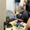 Polisi saat melakukan olah TKP di kamar kos tempat korban Robi Hidayat diracun dengan kopi sianida