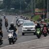 Pengendara Motor Menyalakan Lampu di Siang Hari Sesuai Aturan
