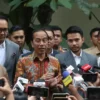 Presiden RI Ke 7 Joko Widodo Tampak Tenang di Tengah Wartawan Bahas Isu Ijazah