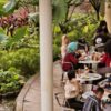 Foto sekumpulan gen z sedang berkumpul di Cafe