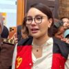 Nikita Mirzani tampak emosional dan menangis usai sidang kasus dugaan pemerasan dan TPPU di Pengadilan Negeri Jakarta Selatan, Kamis (31/7/2025). Ia mengenakan rompi tahanan merah dengan pengawalan petugas kejaksaan.