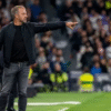 Hansi Flick memberikan instruksi tegas di tepi lapangan saat debut La Liga bersama Barca.