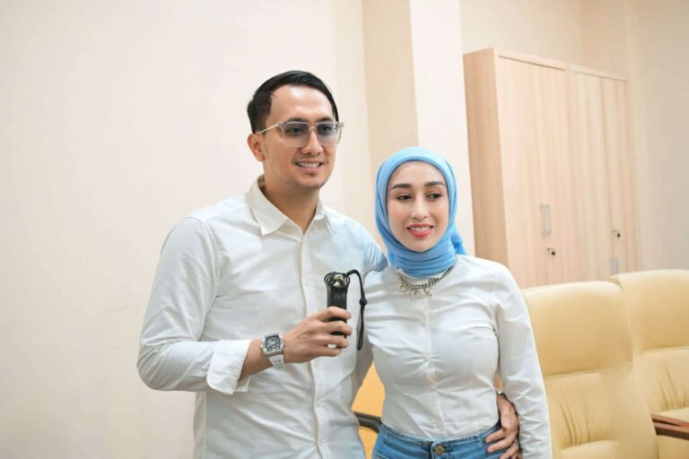 Reza Gladys bersama suami