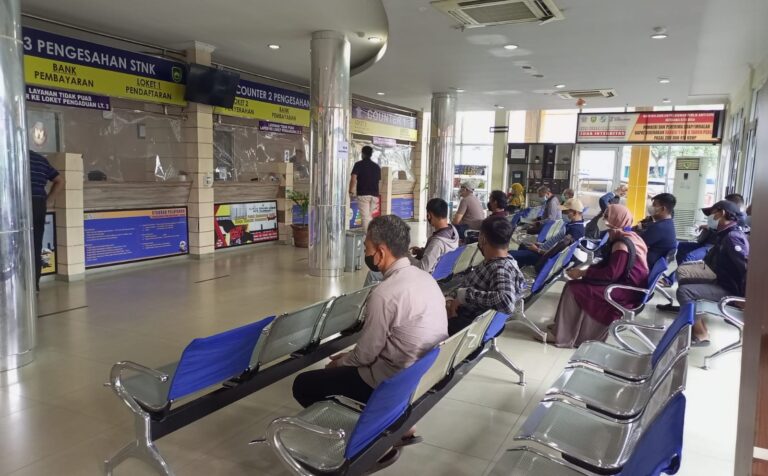 Suasana Ruang Pelayanan SAMSAT.