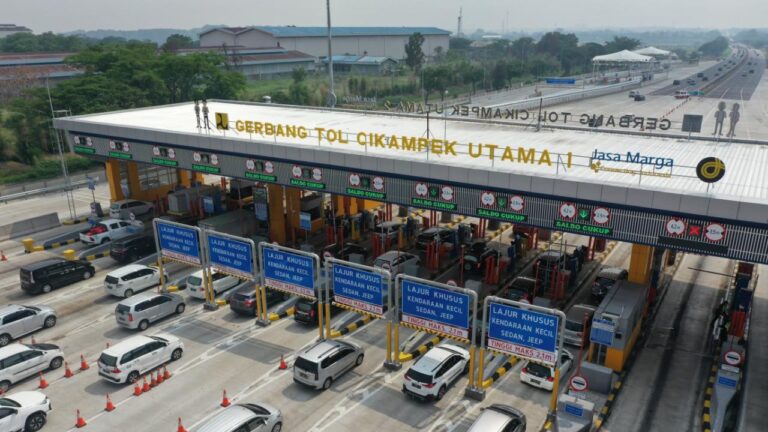 Kemacetan Mulai Terlihat di Arah Cikampek, Volume Kendaraan Naik Menjelang Libur Nataru