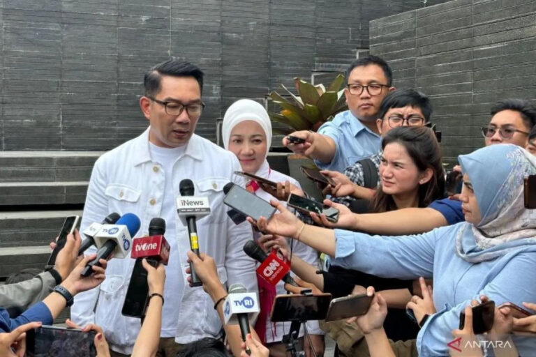 Ridwan Kamil Saat Memberi Keterangan kepada Media