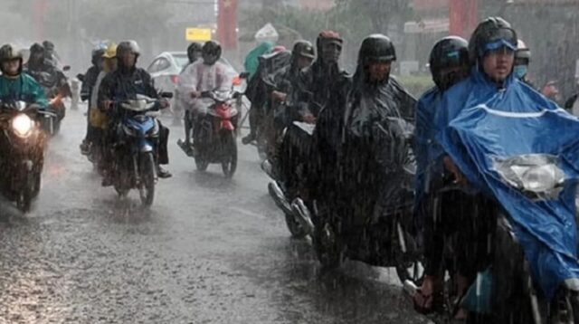 Pengendara Motor Jas Hujan