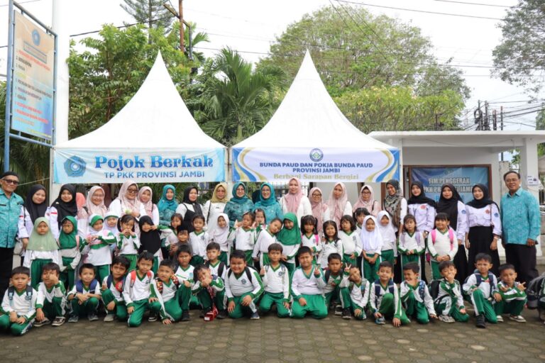 Bagi-bagi Nasi Kuning Gratis, TP PKK Jambi Gelar Rabu Berkah Bareng Anak PAUD