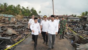 Gubernur Jambi Sambangi Korban Kebakaran di Tanjab Barat, Beri Bantuan & Ajak Warga Gotong Royong
