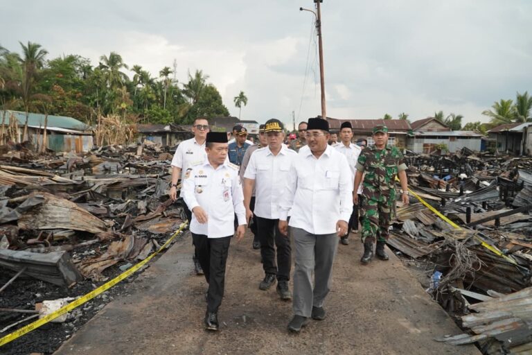 Gubernur Jambi Sambangi Korban Kebakaran di Tanjab Barat, Beri Bantuan & Ajak Warga Gotong Royong