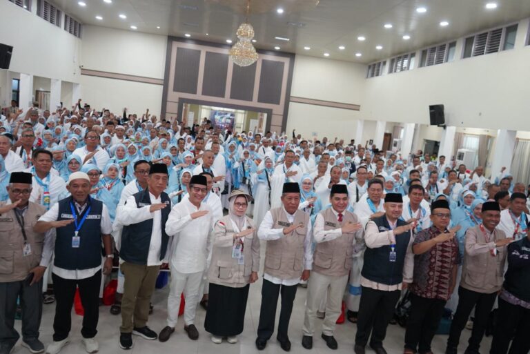 Wagub Jambi Lepas 444 Jemaah Calon Haji Kloter 20, Titip Doa untuk Keselamatan Daerah