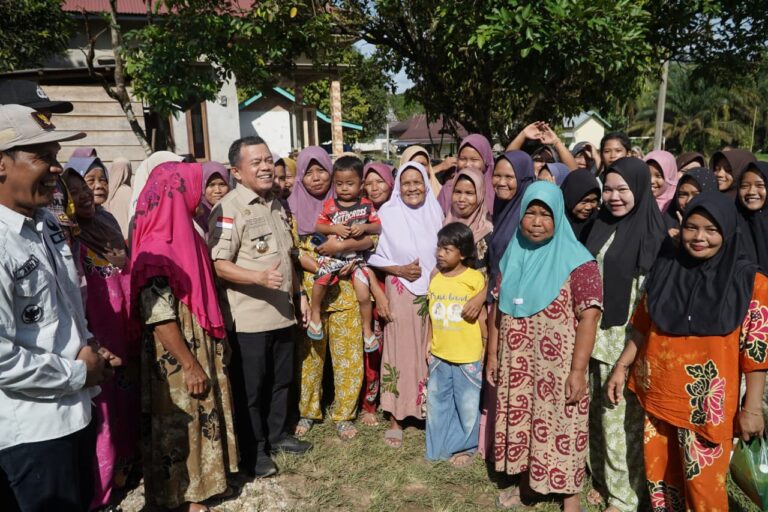 Tinjau Banjir di Selango, Gubernur Jambi Al Haris Salurkan 1 Ton Beras hingga Bangun Rumah Warga