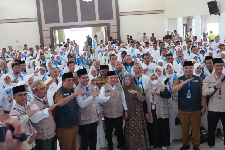 Lepas 442 Jemaah Haji Kloter 19, Gubernur Jambi: Fokus Ibadah, Tinggalkan Gadget!