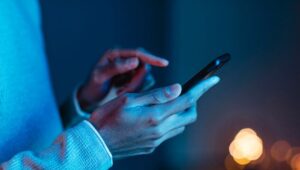 Selamat Tinggal Sim Card Fisik: Mengapa eSIM Jadi “Senjata Rahasia” Traveler Modern