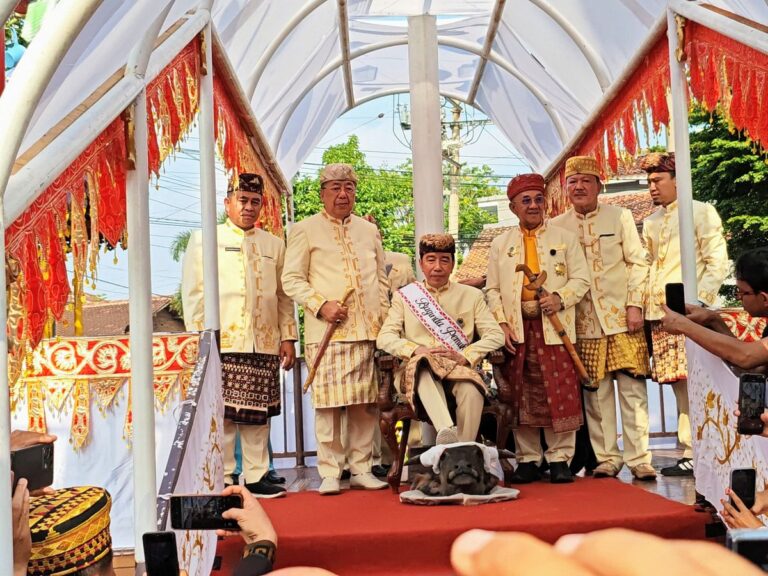Terima Gelar “Baginda Pemuka Bangsa”, Jokowi Komitmen Jaga Kelestarian Adat Lampung