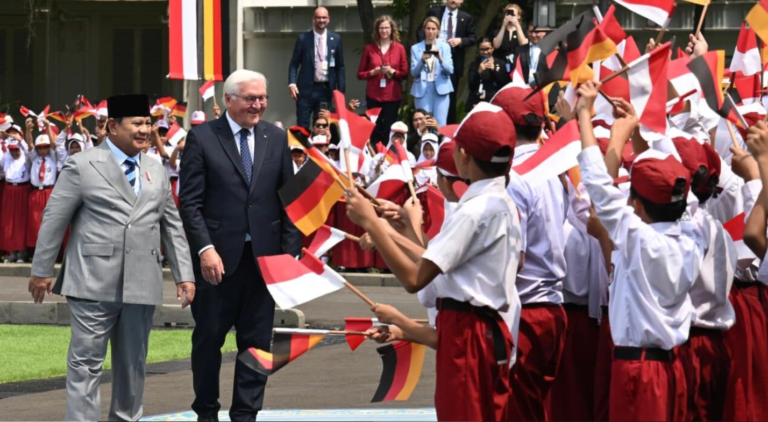 Kehangatan Pelajar Sambut Kunjungan Kenegaraan Presiden Jerman di Istana Merdeka