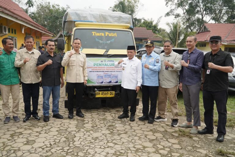 Respons Cepat Dampak Bencana, Gubernur Al Haris Salurkan 10 Ton Beras CPP untuk Korban Banjir Sarolangun