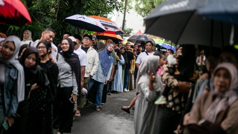 Warga Padati Kediaman Jokowi di Solo Rayakan Ulang Tahun ke-65