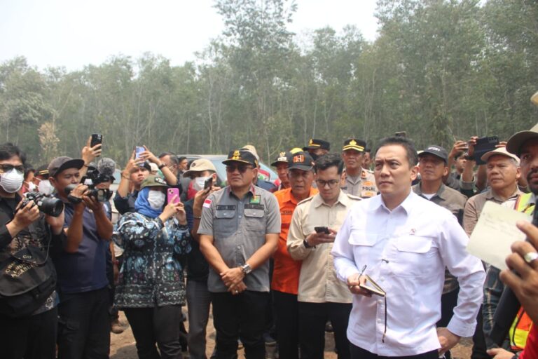 Wagub Sani Dampingi Wamen LH Tinjau Penanganan Karhutla di Desa Parit Culum Tanjab Timur