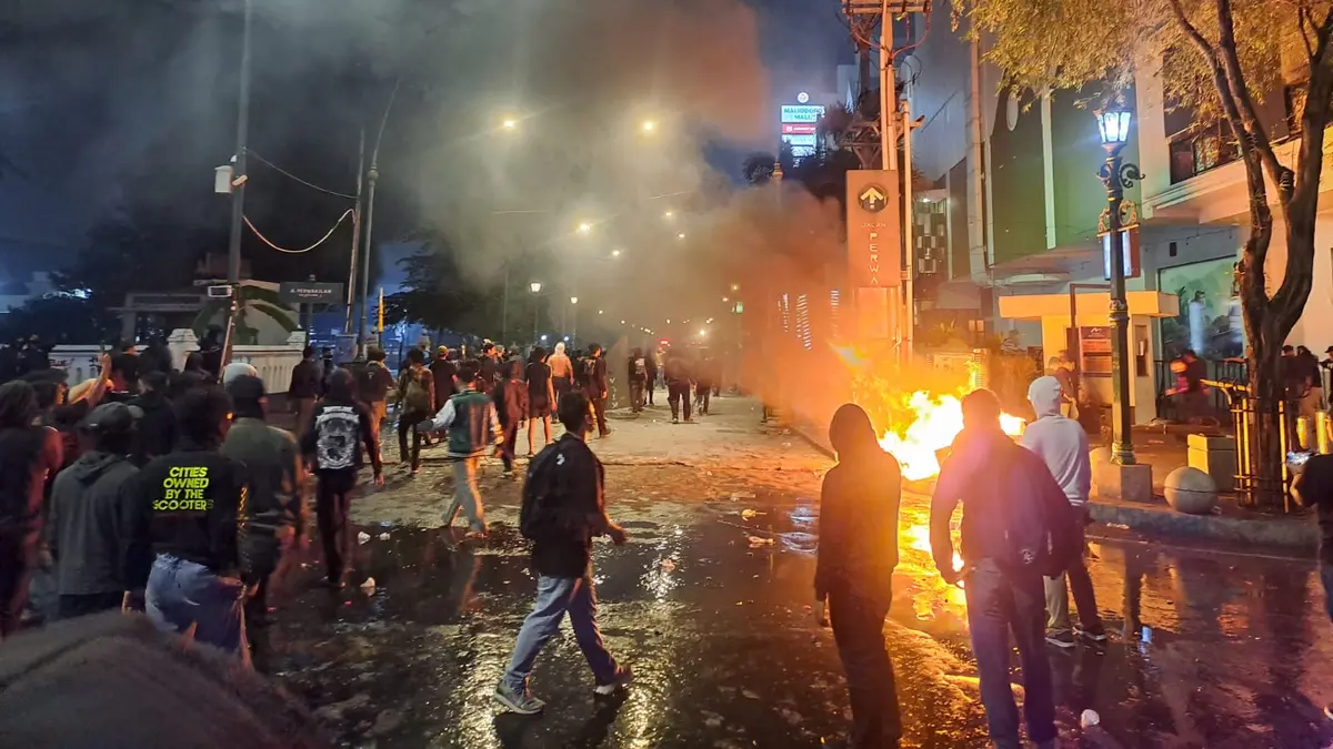 Demo Tuntut UMR di Yogyakarta Berujung Ricuh, Massa Tak Dikenal Serang Gedung DPRD DIY