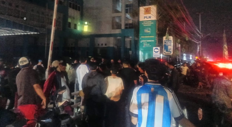 Listrik Padam Belasan Jam, Warga Geruduk Kantor PLN UP3 Tanjungpinang