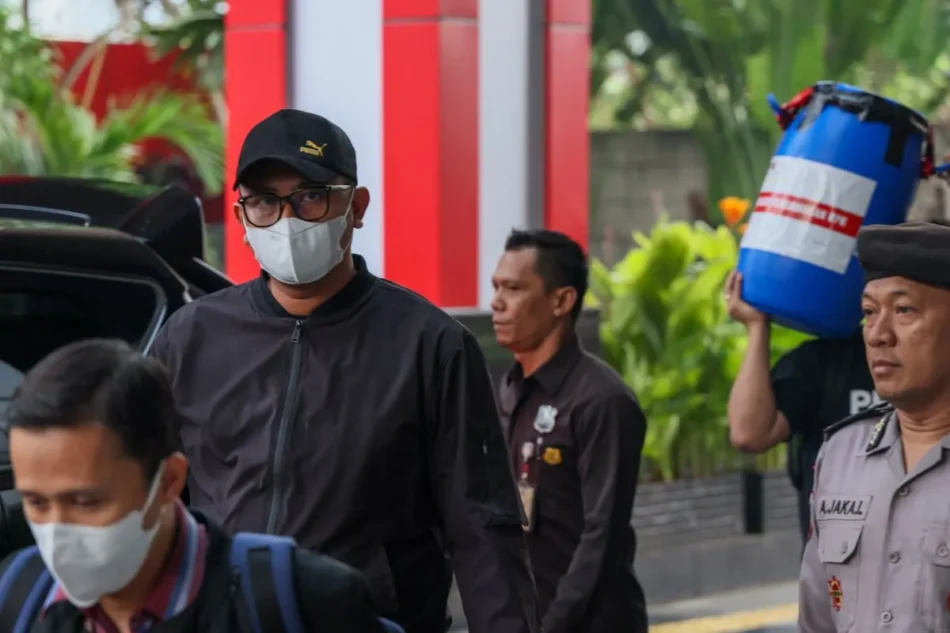 KPK Sita Tong Biru Berisi Rp1,9 Miliar di OTT Bupati Klaten
